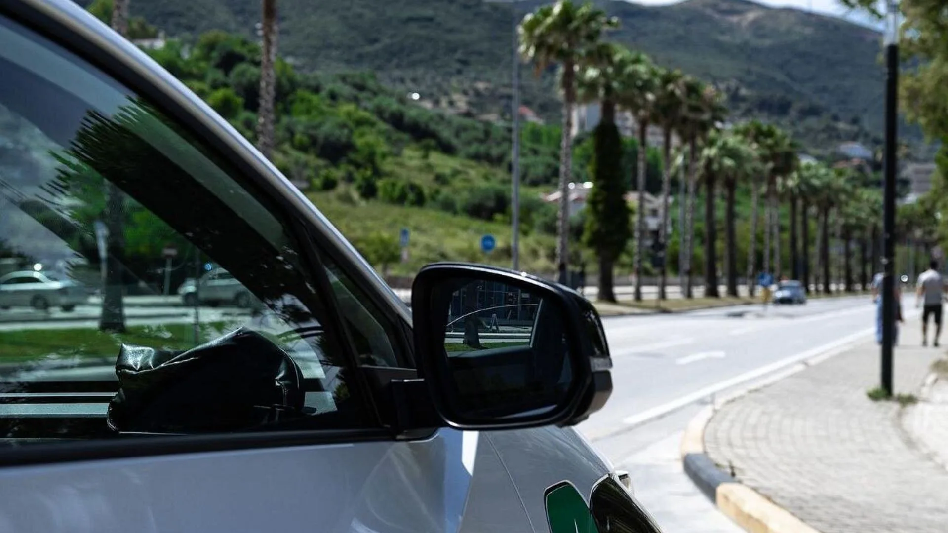 bee taxi car going from tirana to durres